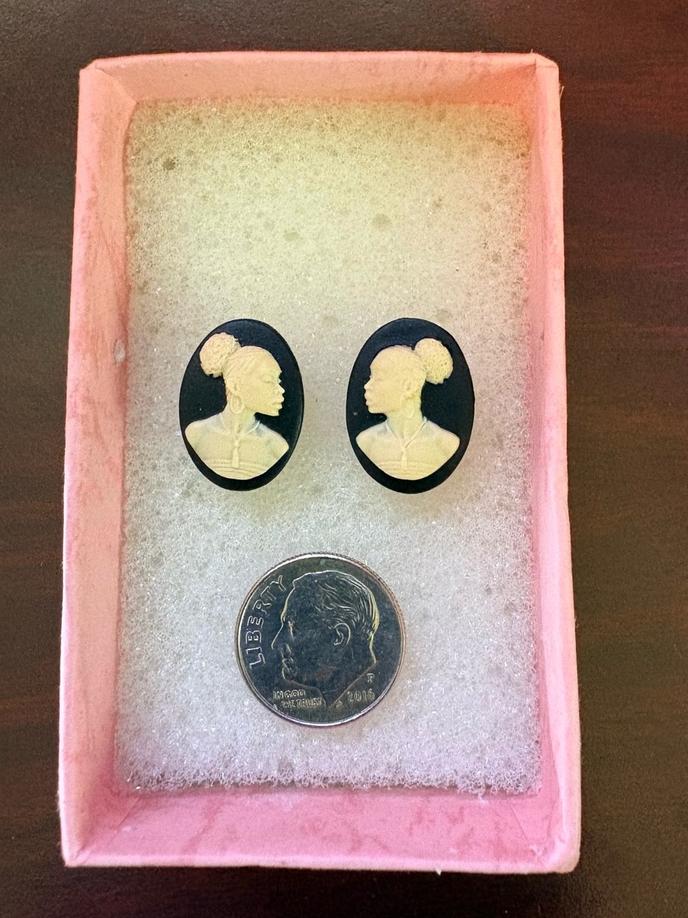 Rare Vintage 1970s African American Cameo Earrings - Picture 2 of 5